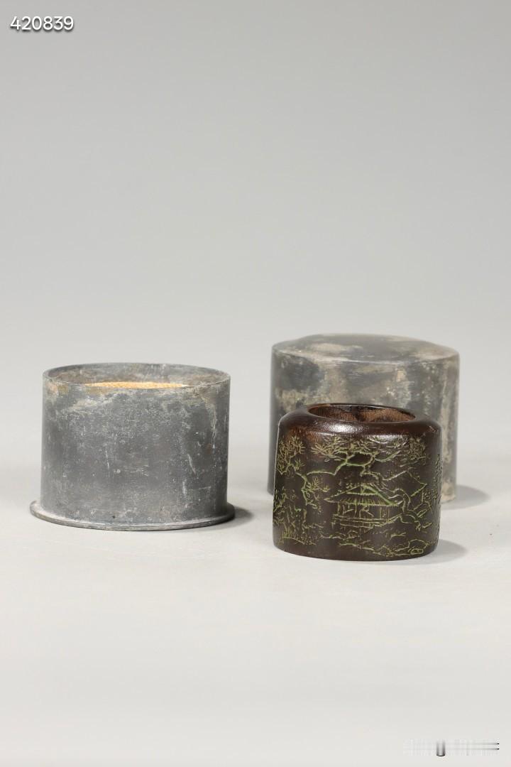 清 沉水奇楠沉香山水诗文扳指

规格：高3cm，外径3.7cm，内径2.2cm，