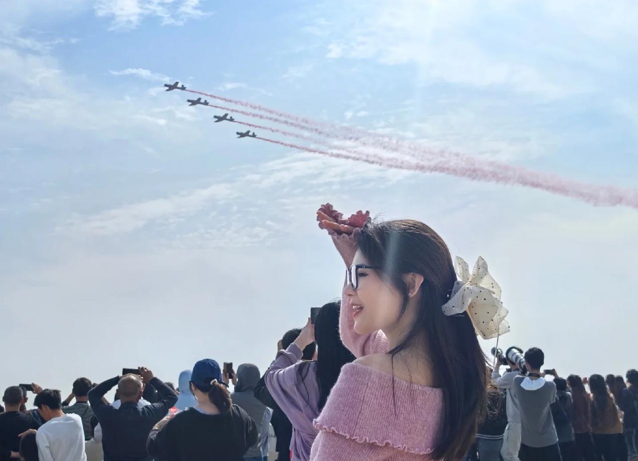 南昌飞行大会，手机拍的将就看，
整场活动只有大俄的是战斗机，光听声就没白来！现在