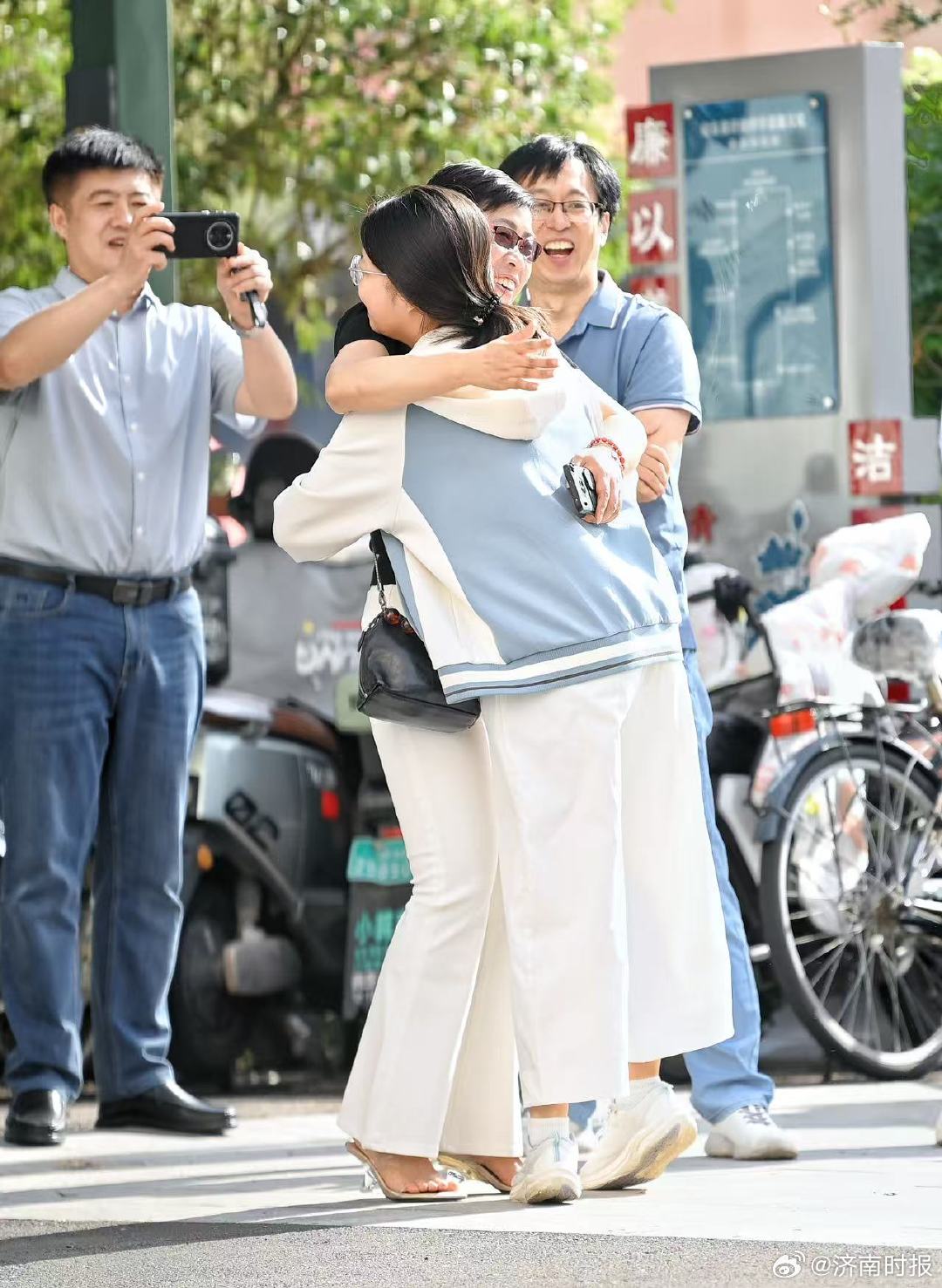 【#高考前父母抱这一下太给力了#】6月7日高考首日，全国千万考生奔赴考场。在济南