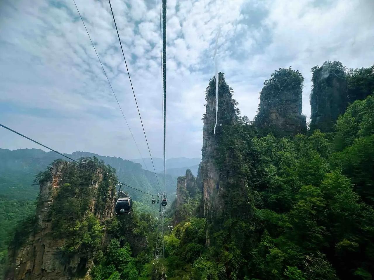 《昌城五一吟》
昌城五月风光好，潍水潺湲芦河碧。
栗园葱郁巴山青，陶韵悠然东庄逸