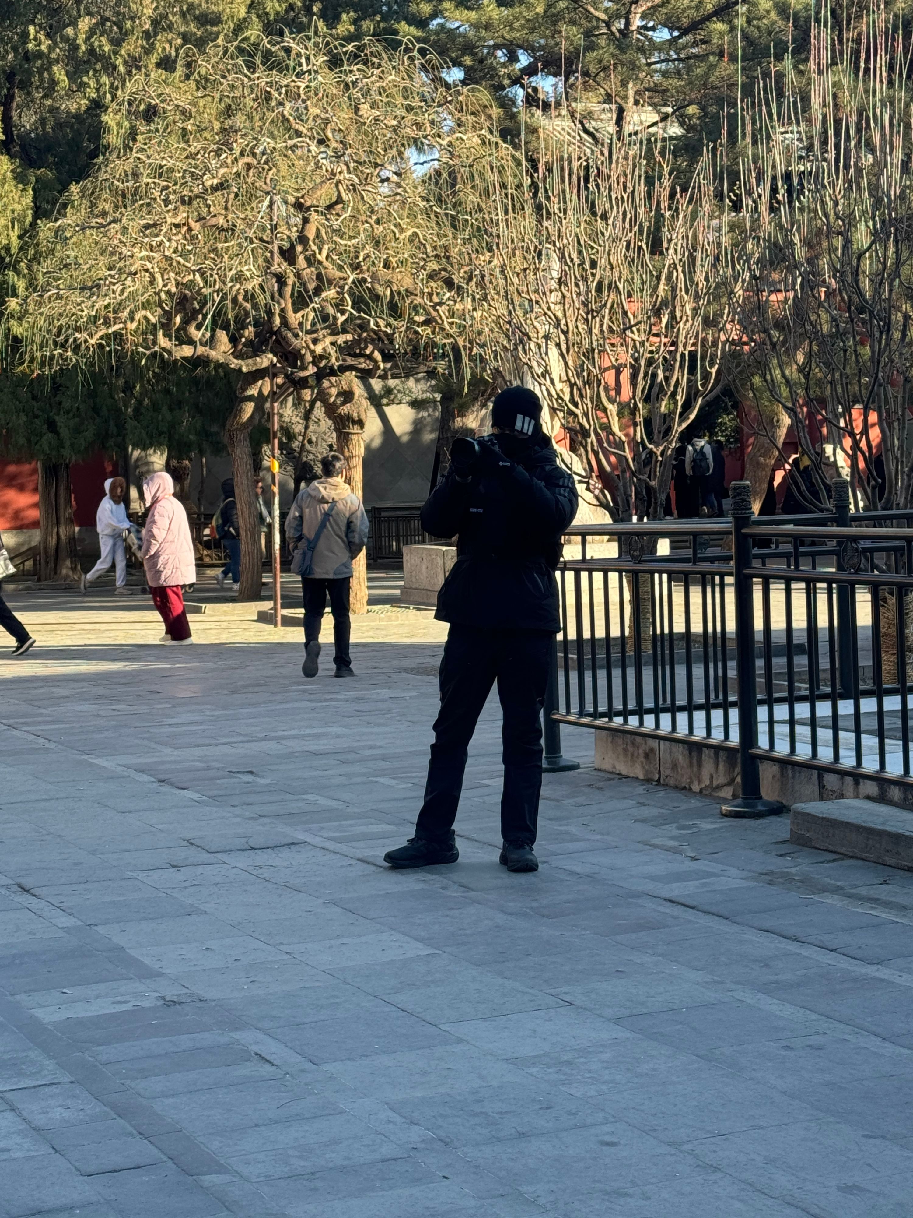 是你吗李现 有网友在颐和园偶遇了李现一身黑大长腿 裹得严严实实的 但在人群里也难