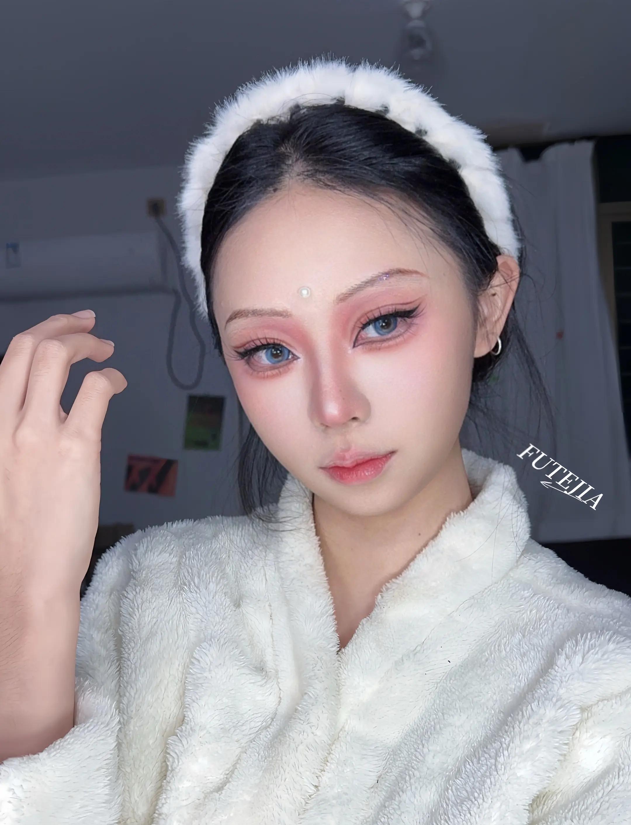 仅作妆面展示。“你身上的白梅香，让你无所遁形了，我无缘的妻子，葬蓝山。”