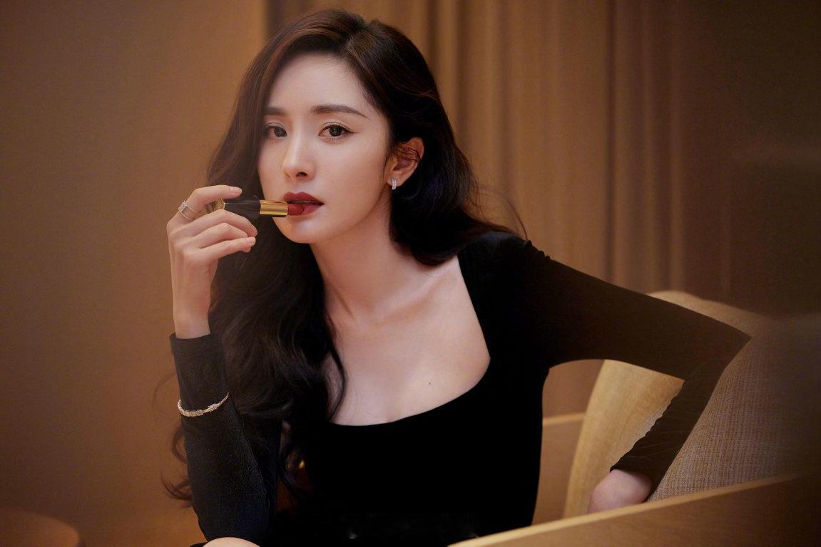 黑丝绒 + 红唇 这组合真的百看不厌 ​​​