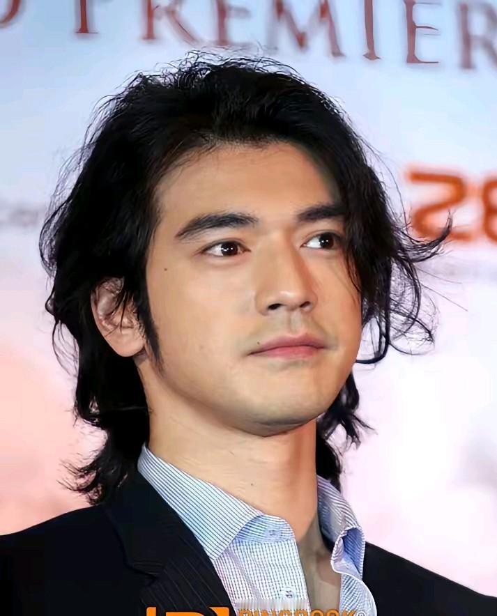 此沙，国内娱乐圈新晋的一位艺人，长相酷似香港第一帅哥金城武，现在很多人分不清他俩