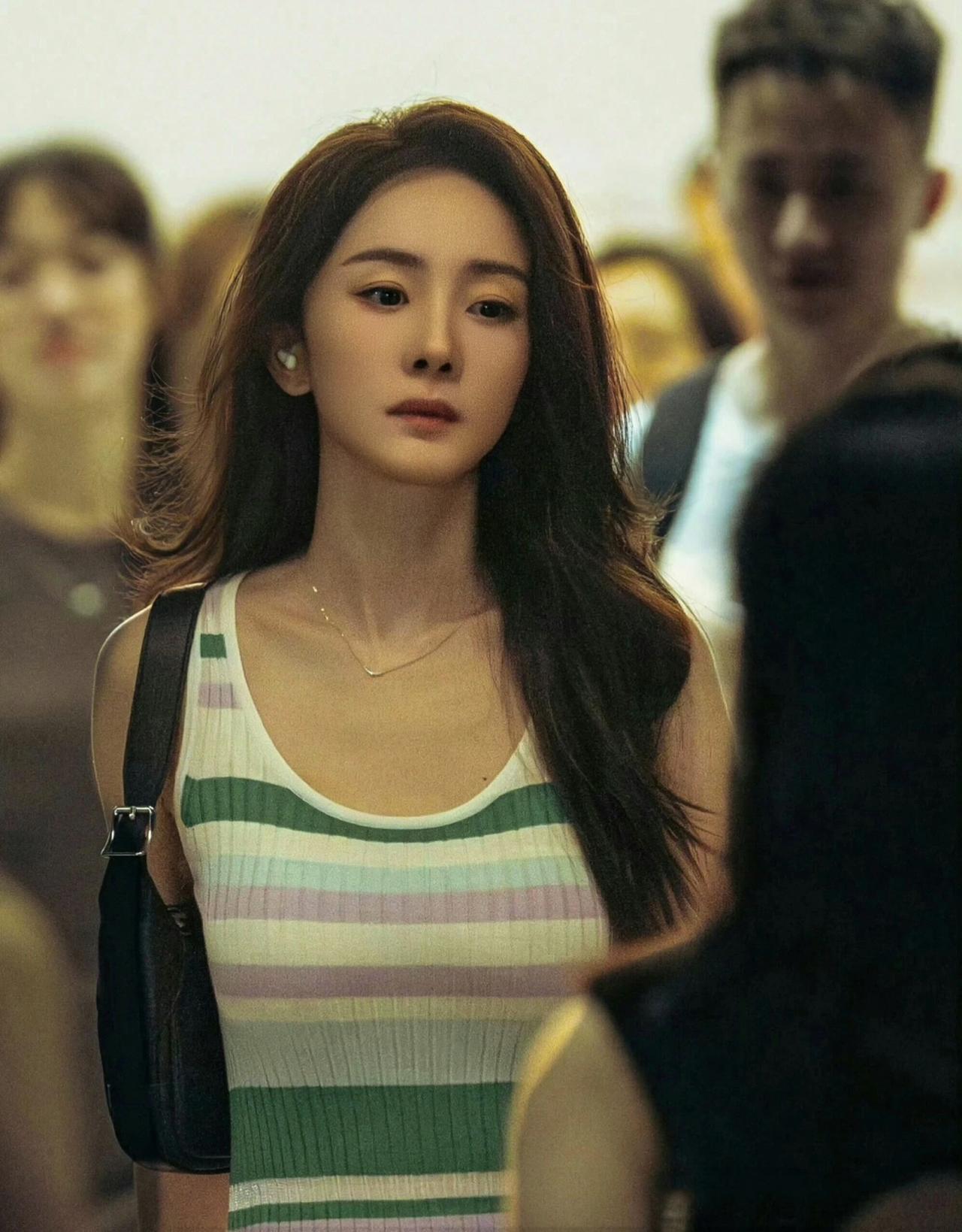 在整个娱乐圈里，演电影最好的女星，把杨幂排到前十，就凭这样的身材和颜值，名次不过