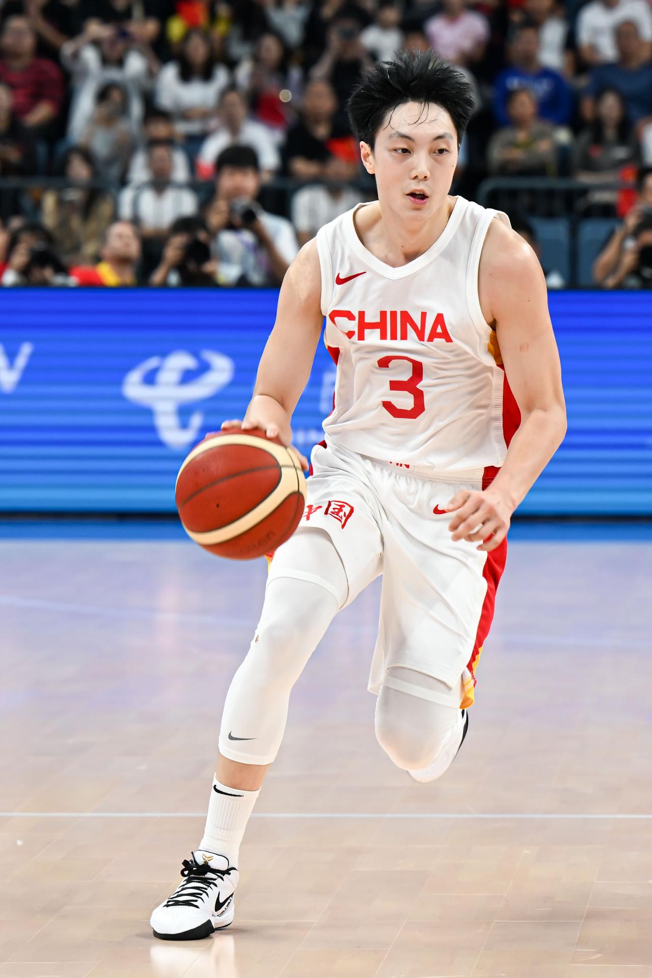 中国男篮在赛场上，输赢可以笑着接受，但面对对手恶意犯规和挑衅，我们绝不惯着。今天