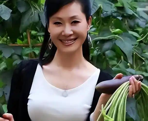 现在的于文华，长期定居在河北唐山玉田县的农村，日子过得安安稳稳。很多人不知道，早