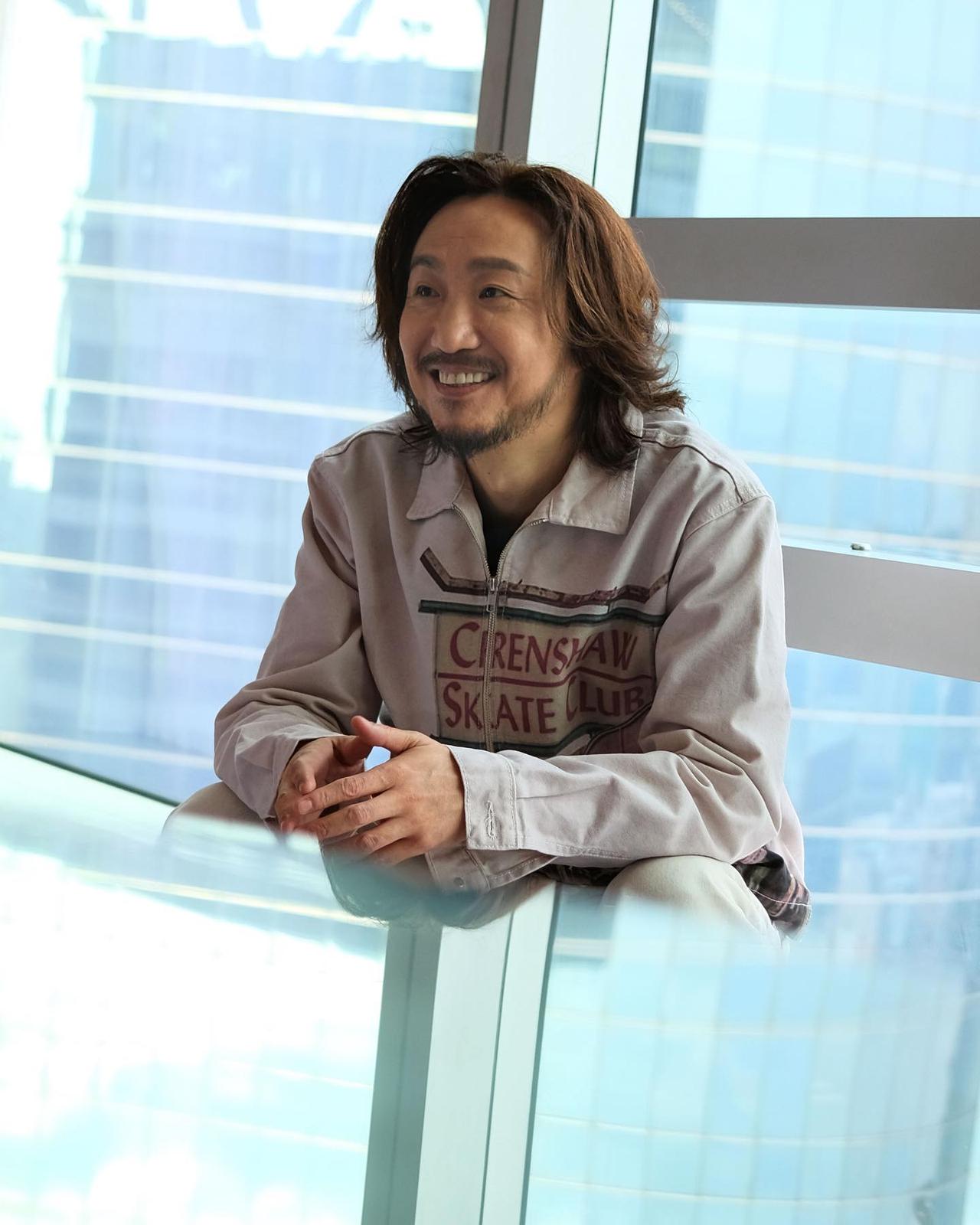 他曾经是香港很有实力男歌手，当年被誉为张学友接班人，可惜他选择拍戏放弃唱歌，浪费