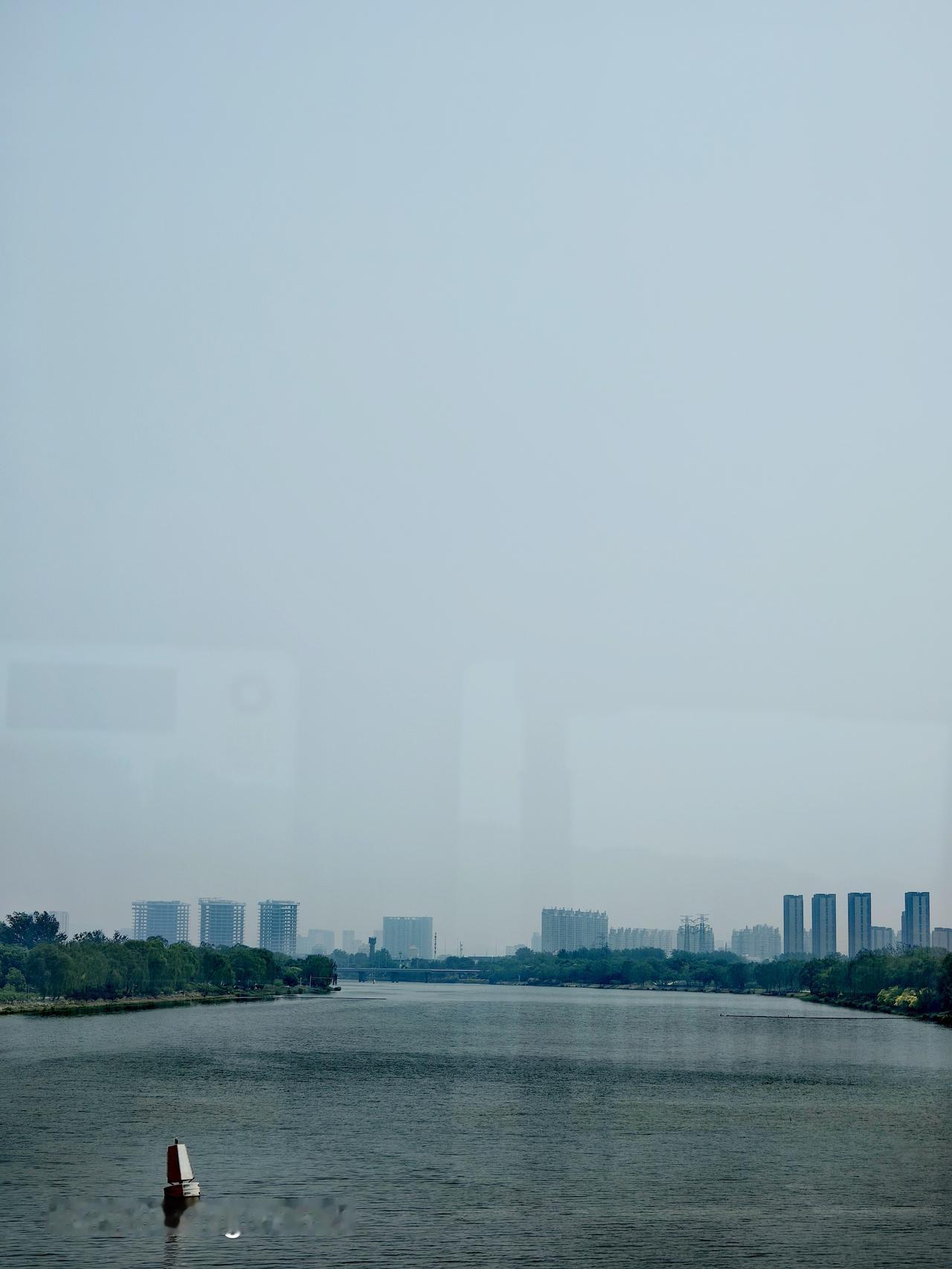 坐T116公交车随手一拍，北运河风景美得不像话！今年北京公交集团推出30余条主题