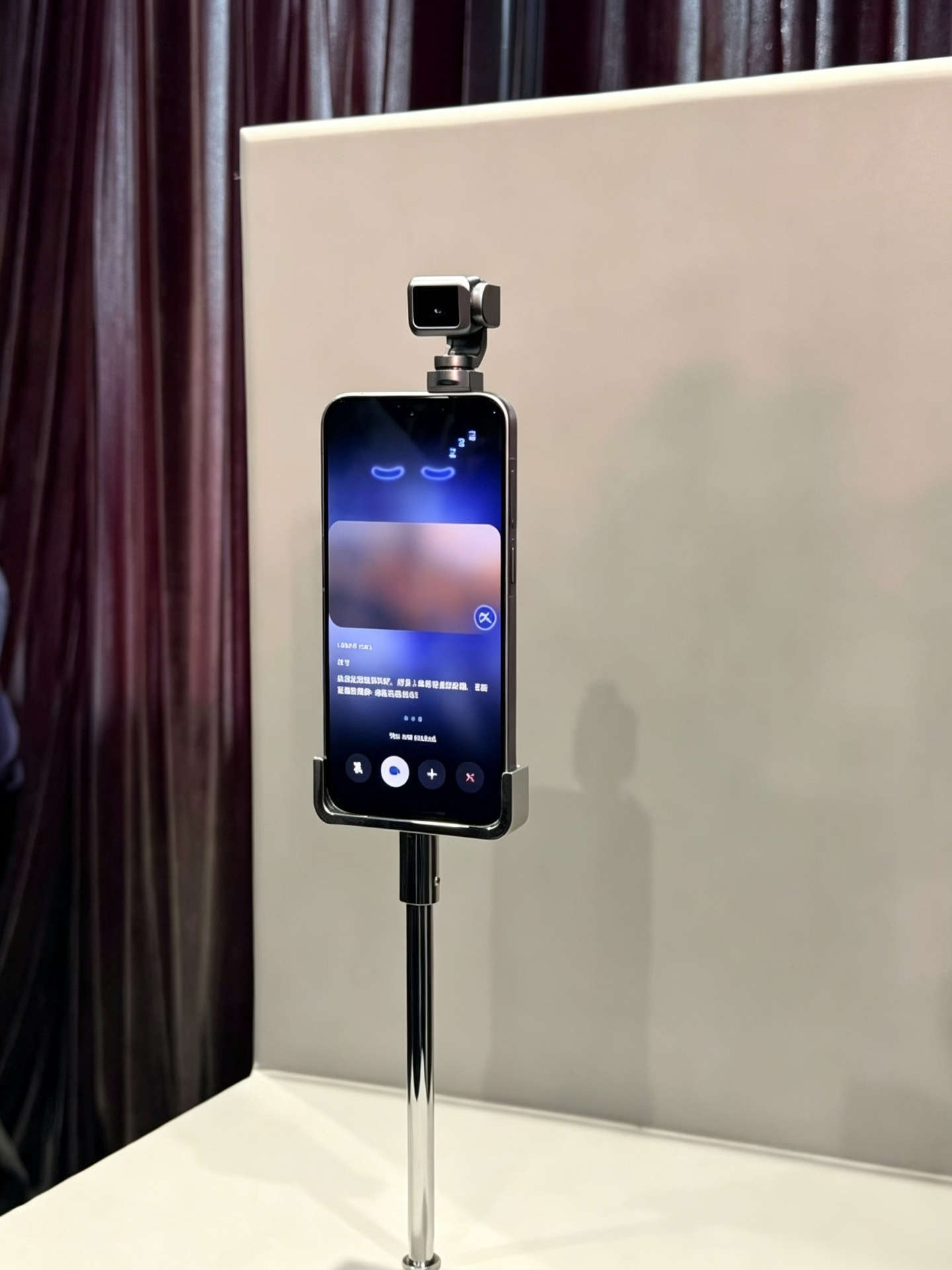 感觉荣耀RobotPhone这次确实找到了一个AI交互的新路子。它让云台镜头自己
