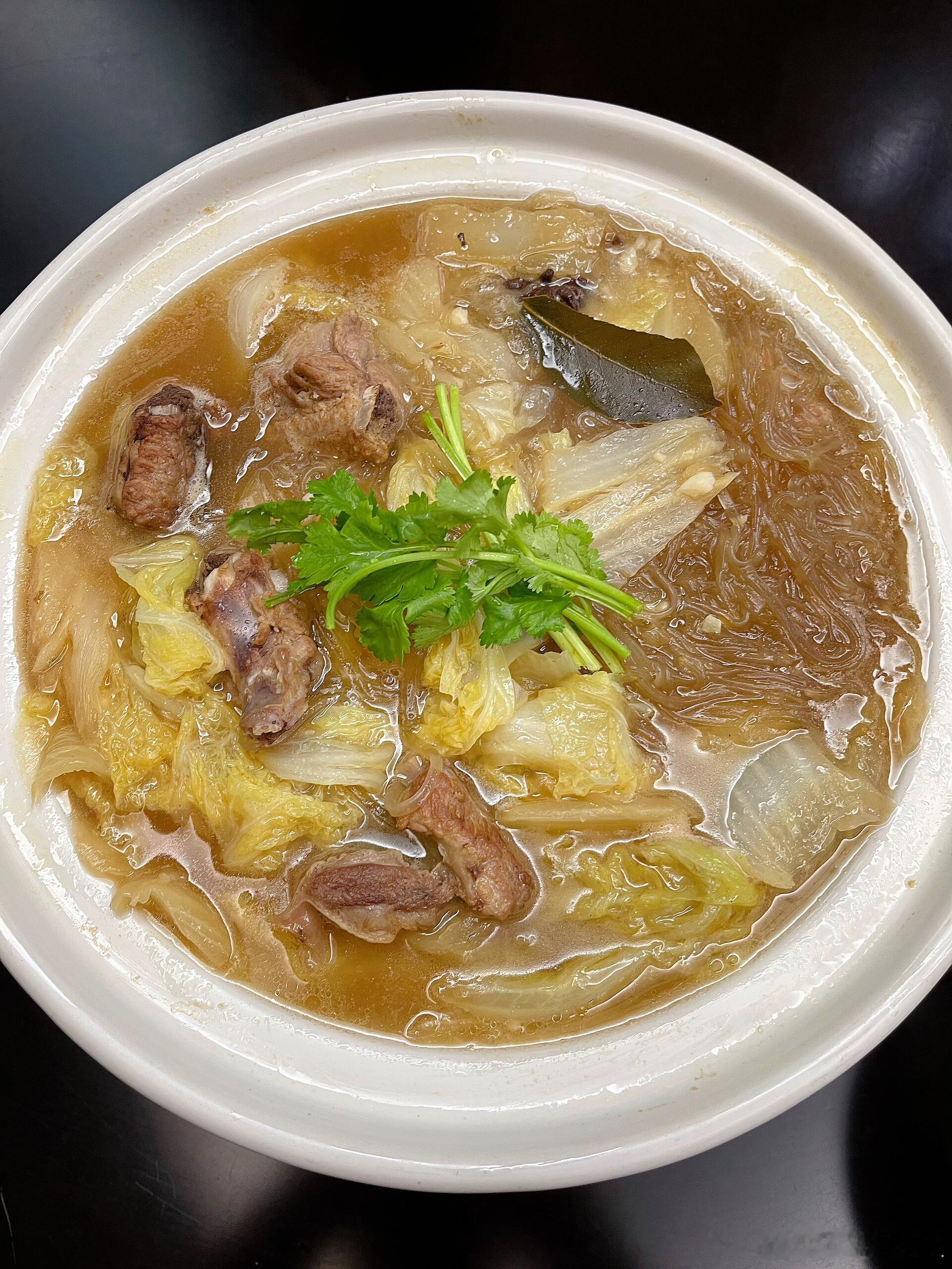 降温了，吃点一锅熟的排骨炖大白菜。 ​​​