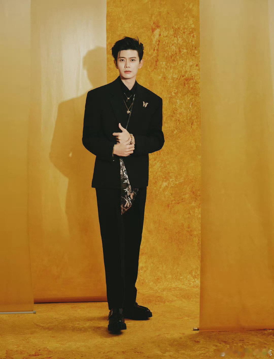 任嘉伦为周大生拍摄的新图释出，新中式大背头造型太惊艳，搭配黄金点翠，尽显贵气，完