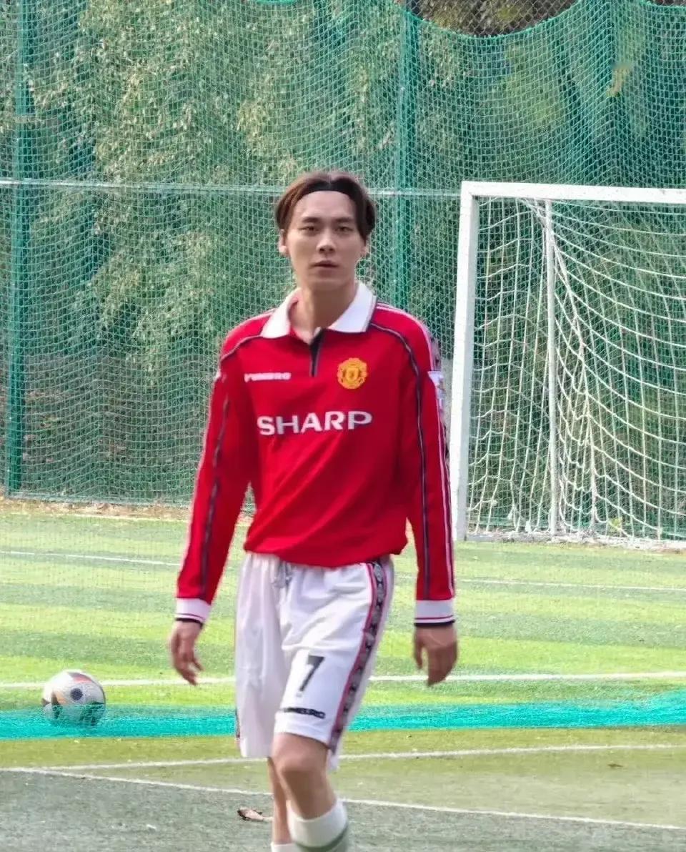男明星挣钱不是为了当和尚打🚁。明星为什么pc新闻屡见不鲜，打破了明星不缺女人的