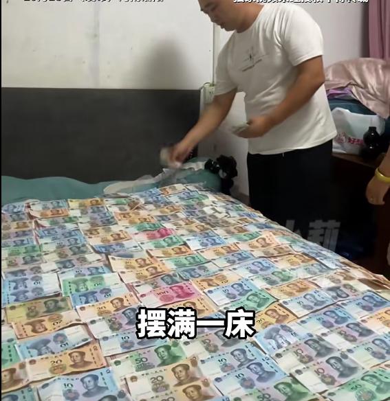 这一幕看着太有成就感！男子坚持戒烟，把省下的烟钱一张张铺在床上，满满当当铺了一整