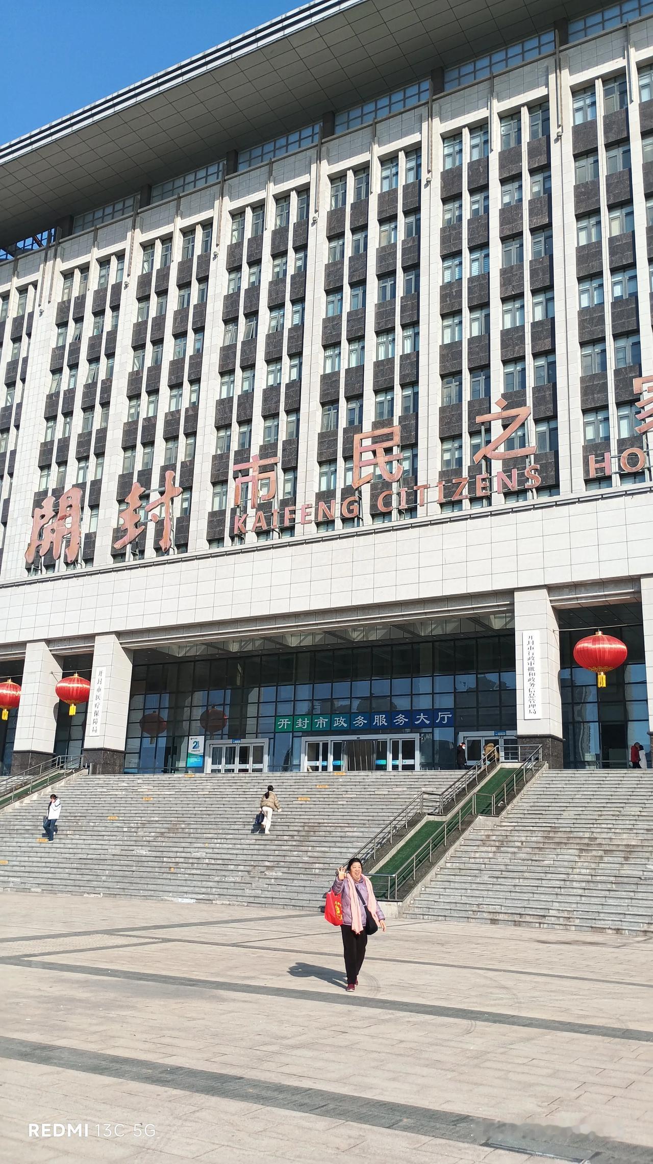 这里是开封市市民之家，位置坐落于开封市城西，在郑开大道北侧。开封市民要办理什么事