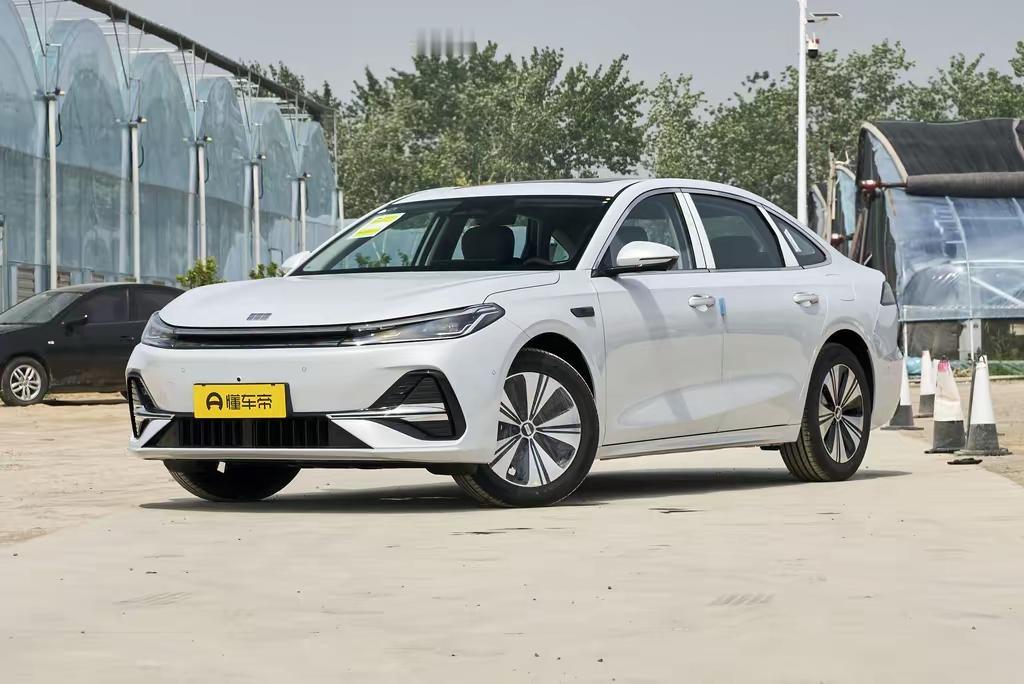 试完银河A7，我脑子里只有一个问题：吉利你图啥？
昨天去店里摸了一下这台车，回来