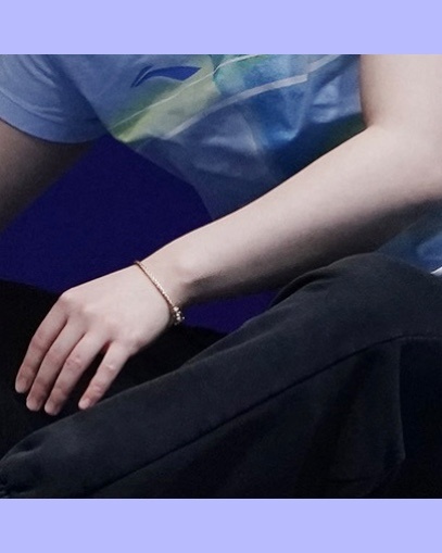 东电你很会拍嘛我要做嬷嬷！纤细幼嫩干净的小手手代表力量的右手臂上的小痣穿着运动白