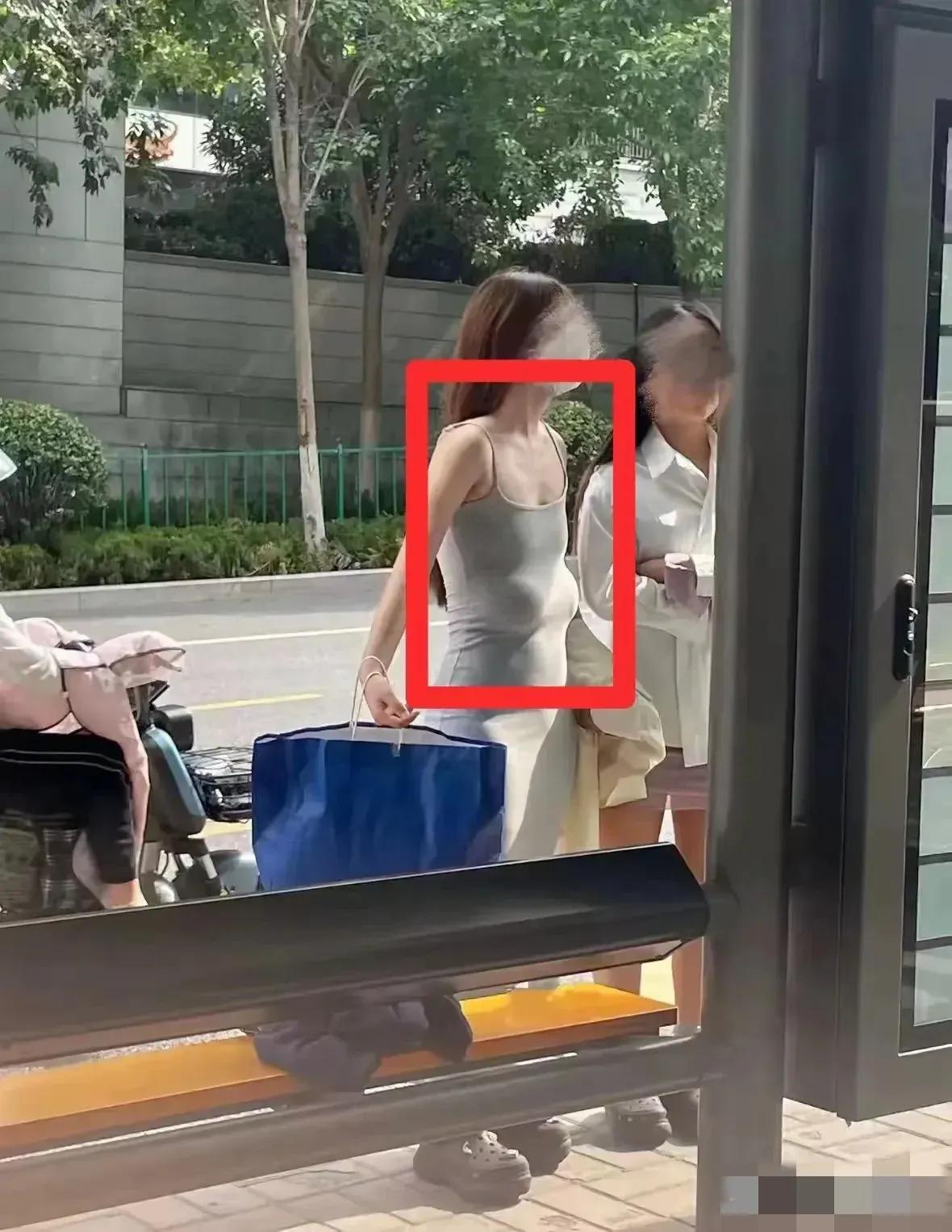 全网都要惊呆了！
一个年轻的漂亮女子，拖着一个行李箱从窗户前面路过。
我就看不懂