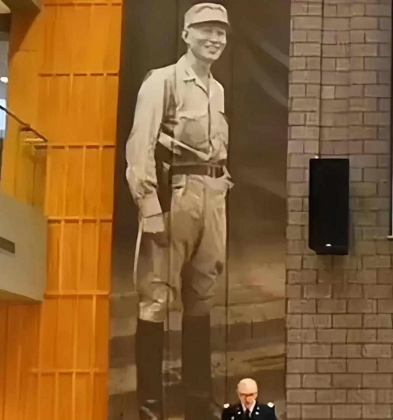 这是在孙立人的画像，只不过这个画像是悬挂在弗吉尼亚军事学院，他曾经是该学院的优秀