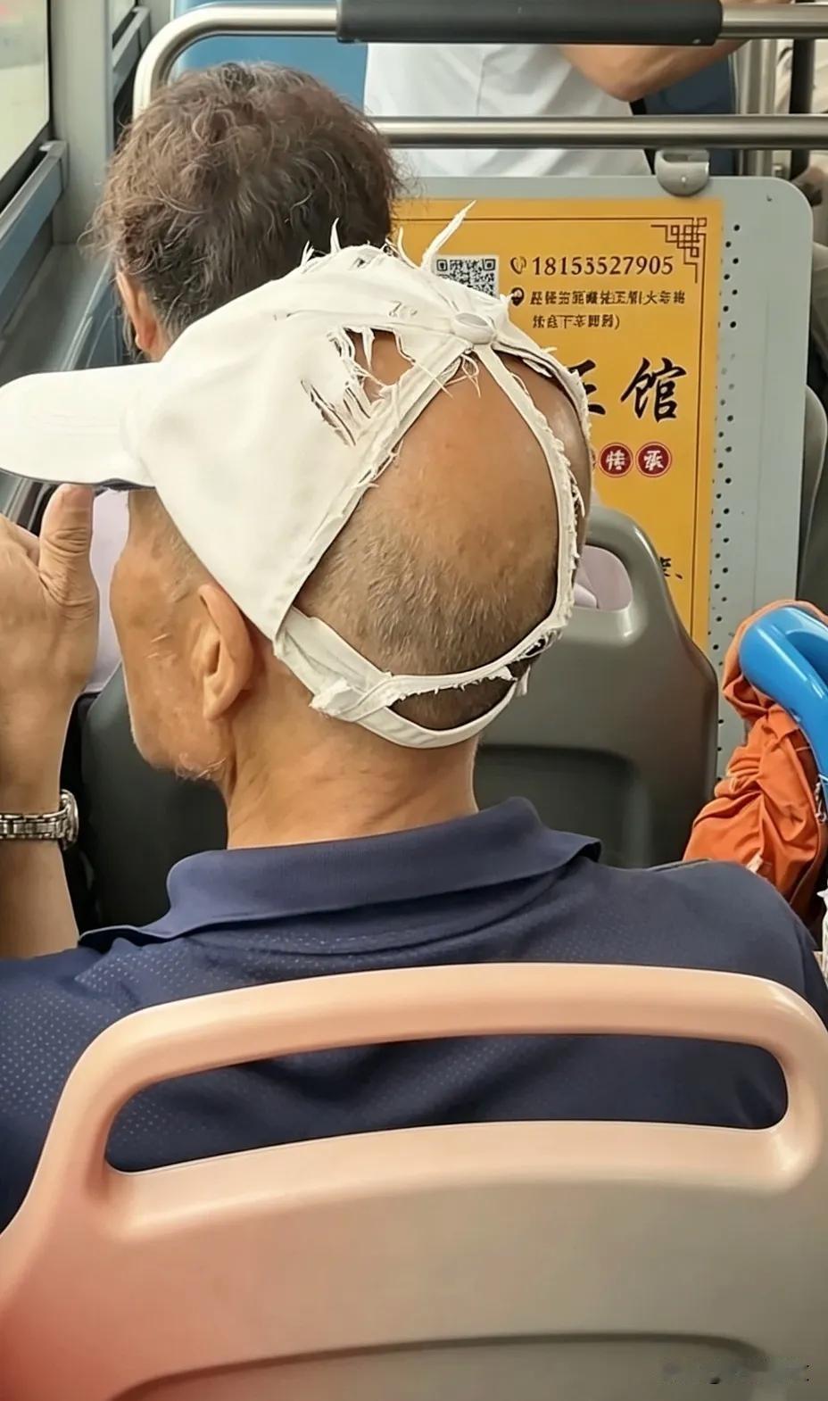 大爷的审美好超前
巴黎世家的既视感
既挡阳光又时尚
路上也许能碰上个她大娘。