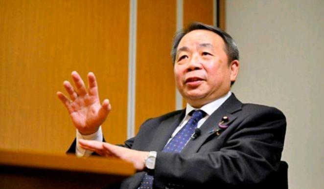 石平表示， 我8月15日参拜靖国神社这件事，似乎在中国成了大新闻，但是一些中国人