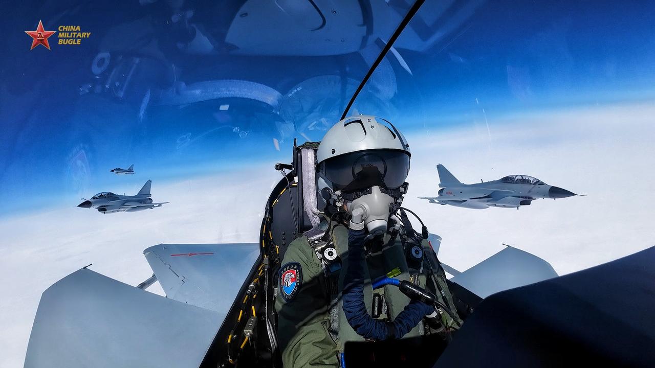 南部战区空军航空旅的歼-10战斗机正在准备进行空战训练演习。