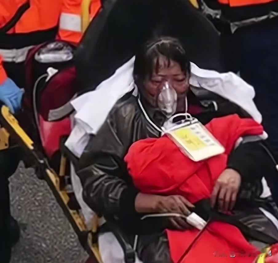 她应该是香港这场火灾里最幸运的人了吧！

这位72岁的女士，在这里居住十几年了，