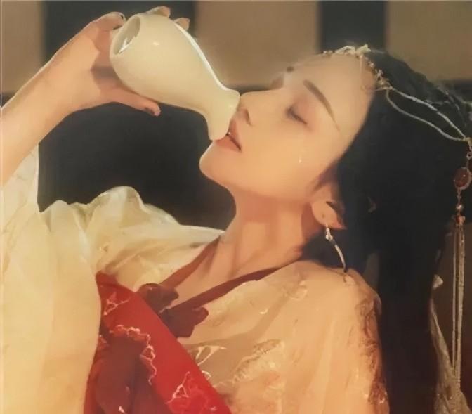 373年，王献之正在家里练字，突然被告知新安公主点他当驸马，吓得笔都掉了。他找来