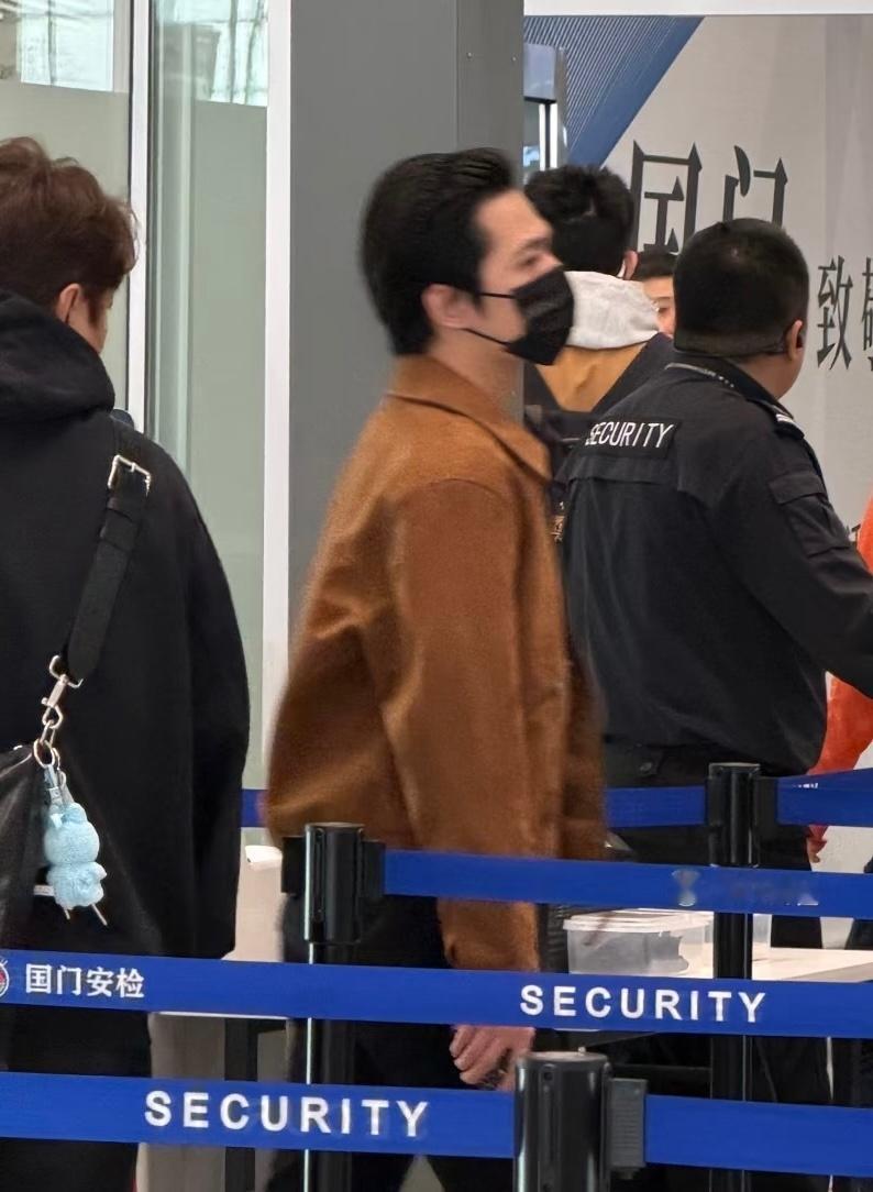 机场偶遇杨洋飞港澳杨洋发箍大背头造型 人群中很出挑的杨洋 