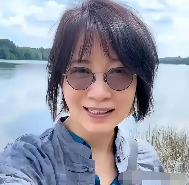 曾经的风云人物，一代才女，花容月貌。如今变化太大了，即使人老珠黄，也不是一般人能