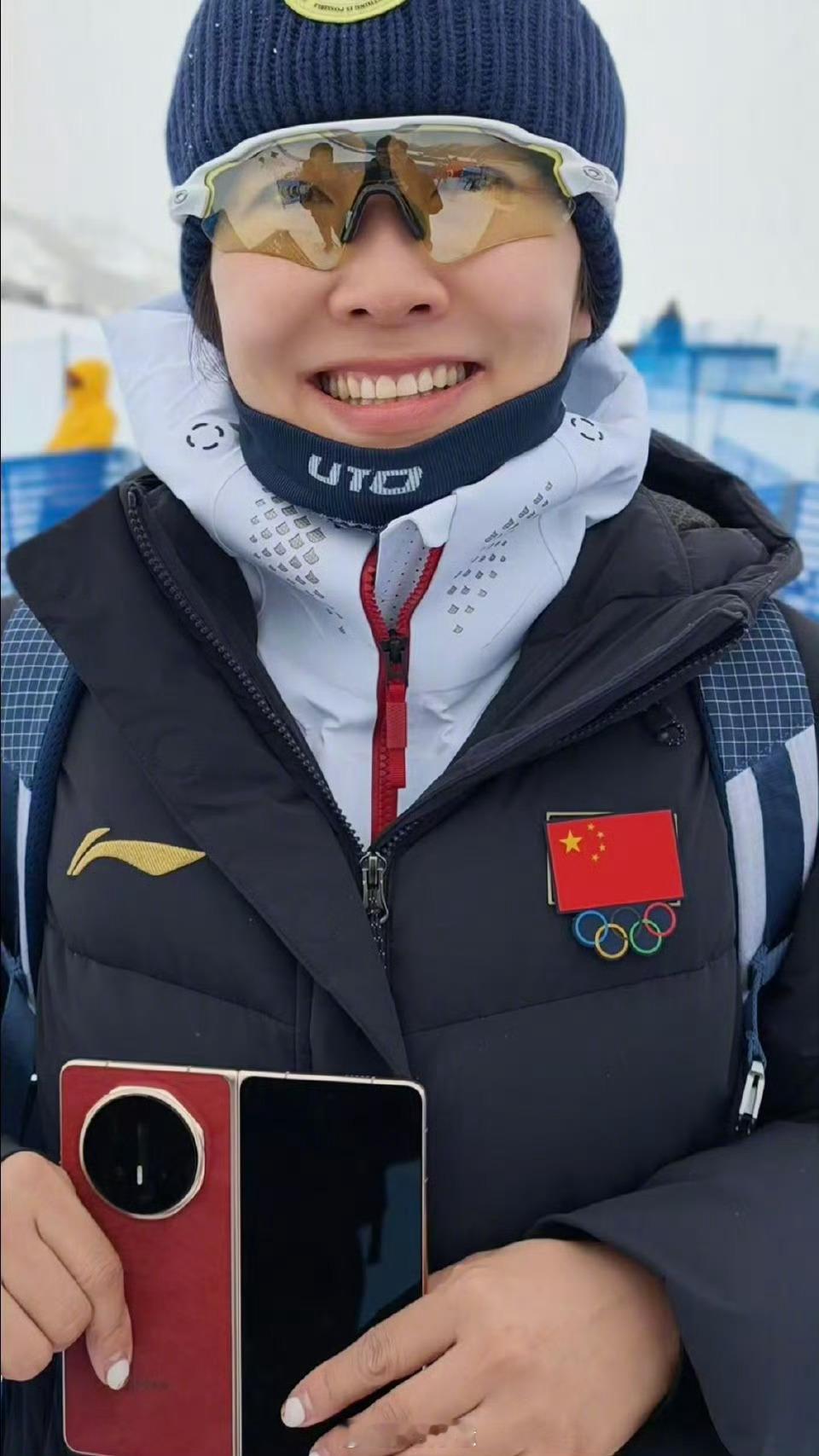 荣耀MagicV6 荣耀Magic V6折叠屏携手冠军徐梦桃首次亮相。新一代铰链