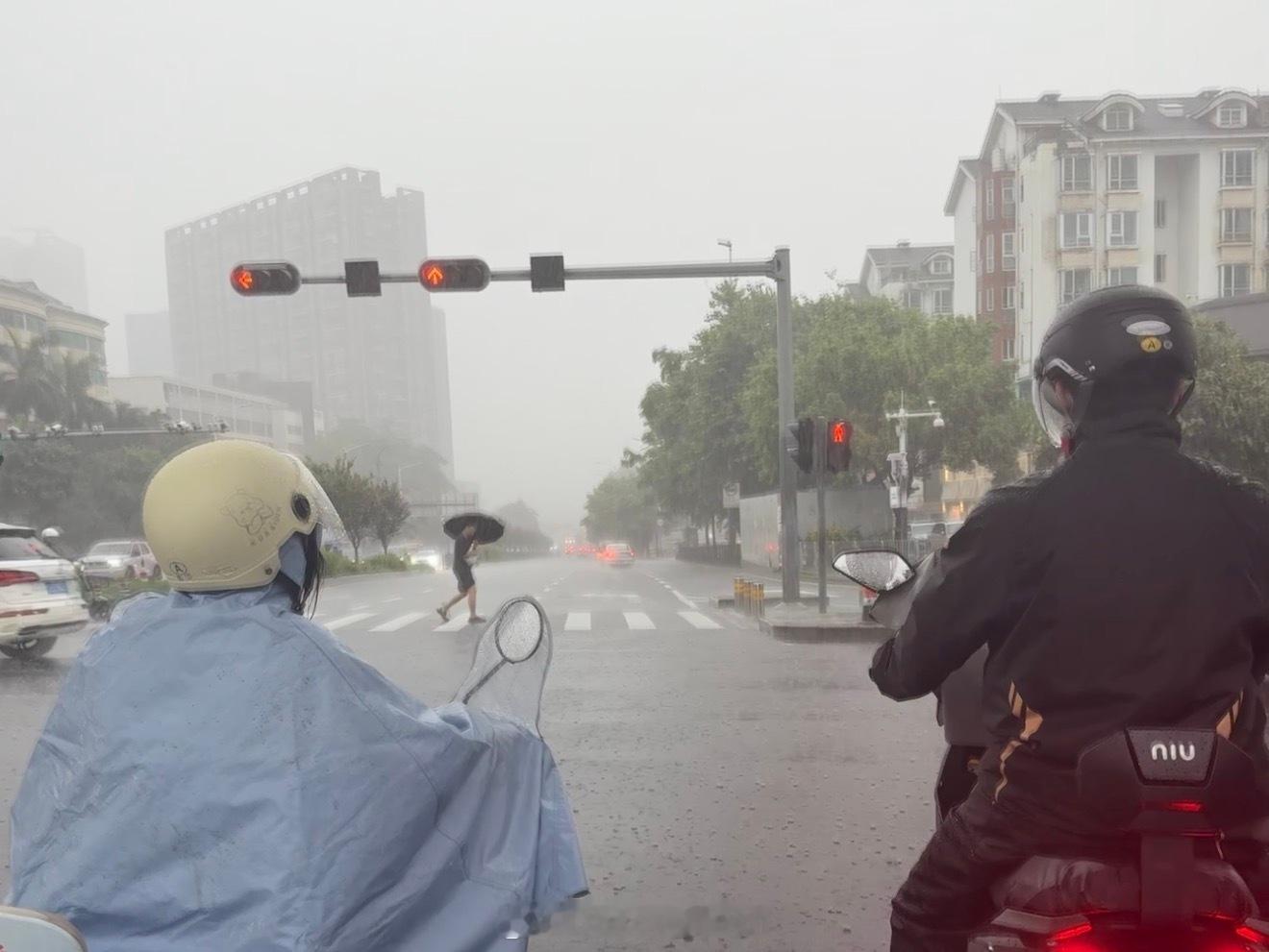 深圳暴雨 这雨感觉从昨晚就没停过到底要下到什么时候呀