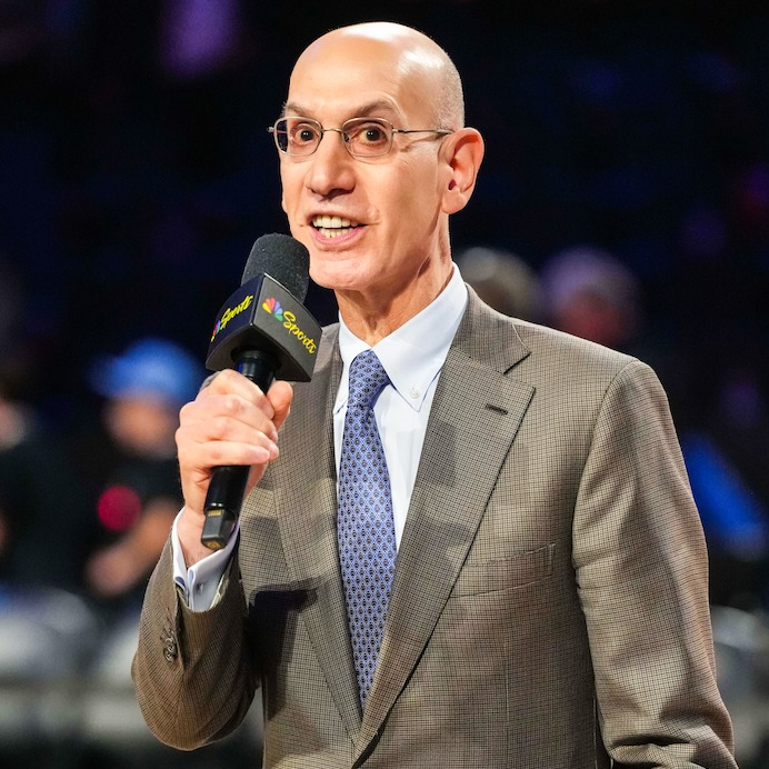 NBA 美国知名杂志《大西洋月刊》报道，萧华每天花费大量时间浏览NBA Twit