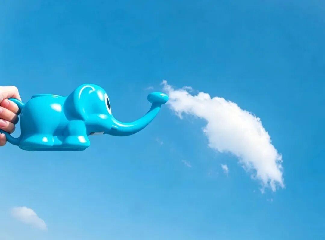 借用蓝天当成背景板，天空的白云就是“一股烟儿”……至于这股烟儿，是从哪里冒出来的