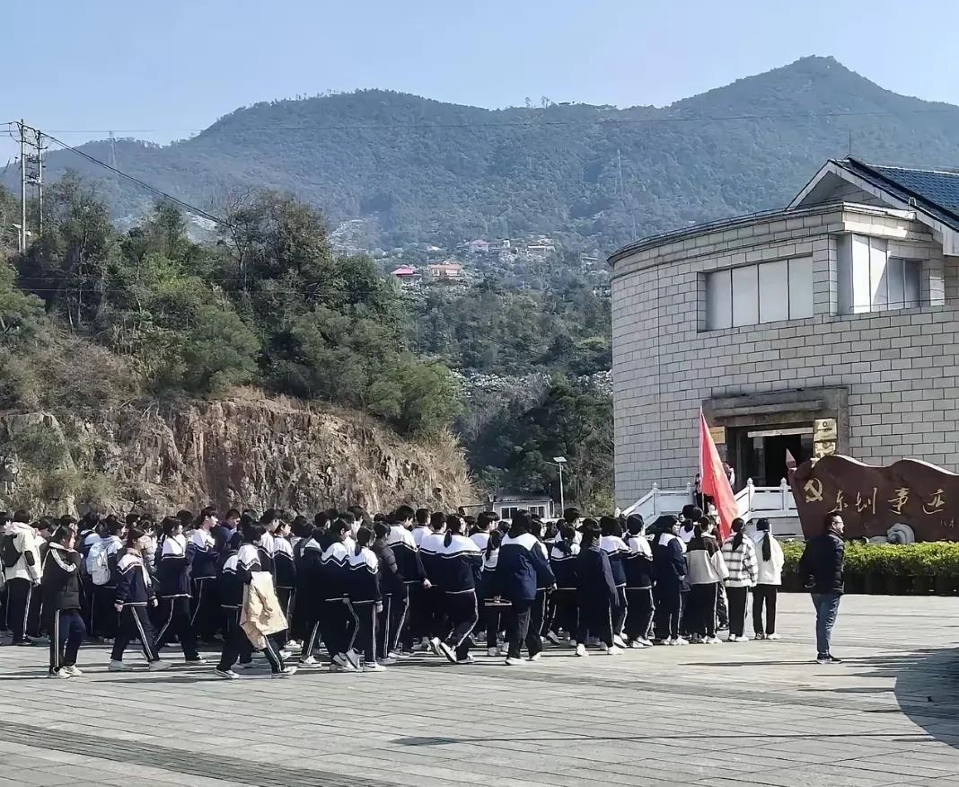 春天来了
孩子们的研学旅行，
也开始来了。
每次去研学，
都说是自愿的，
没有人