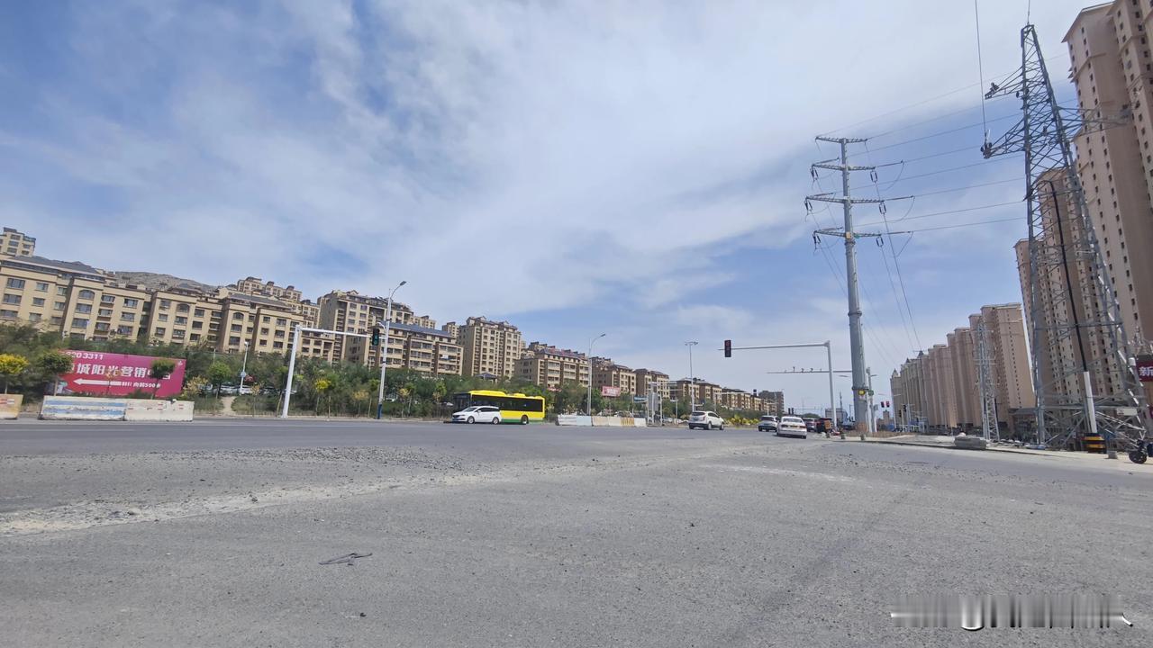 西泉街桃园路路口坑洼不平，破过路面未平整修复，本来红绿灯就堵，影响通行，加上坑洼