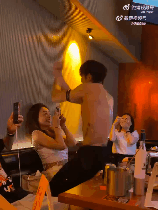 这几个小姐姐笑的可真开心，看来她们是真喜欢？

几个小姐姐笑的花枝招展的，我就想