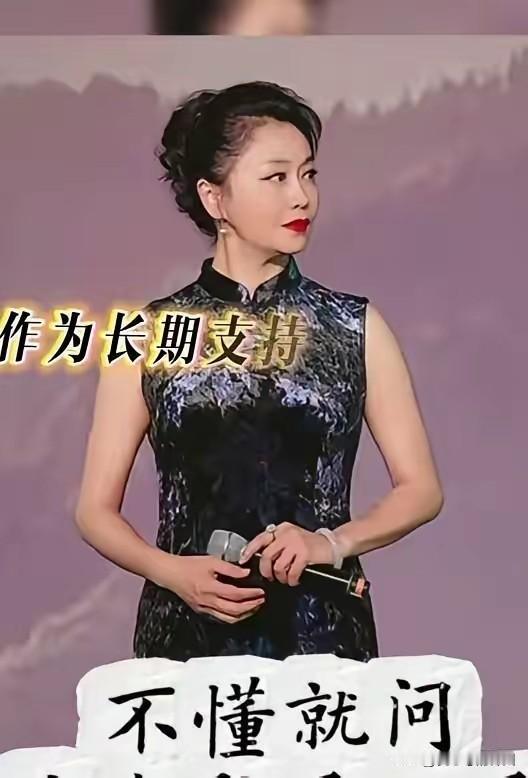 刘雯卉去乡下演出，先是乐队把过门弄错了，后是话筒不响，刘雯卉站在舞台上尴尬极了。