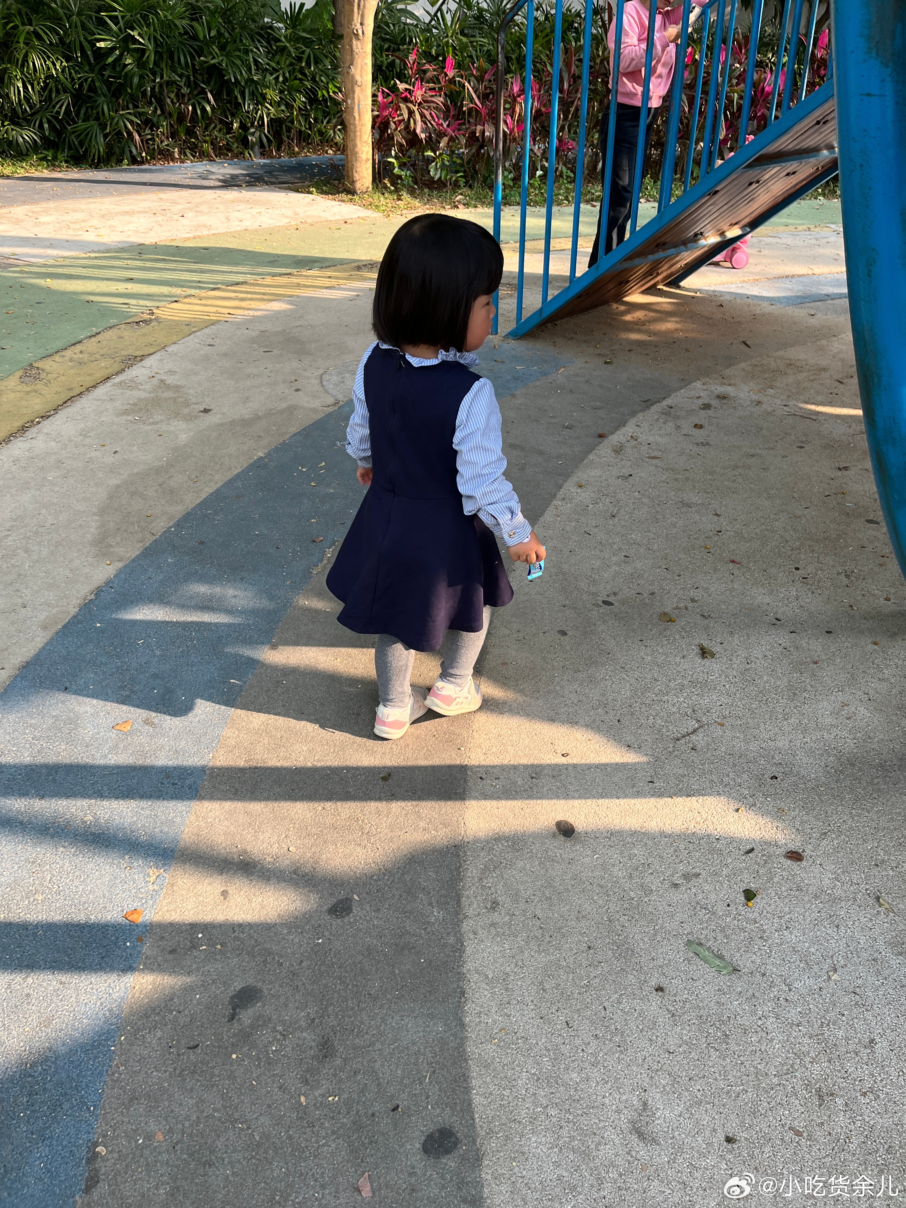 这小嘴巴真会说，说她太忙了，明天还要上一天学，放学才能回来陪我玩。6岁娃被妈妈独