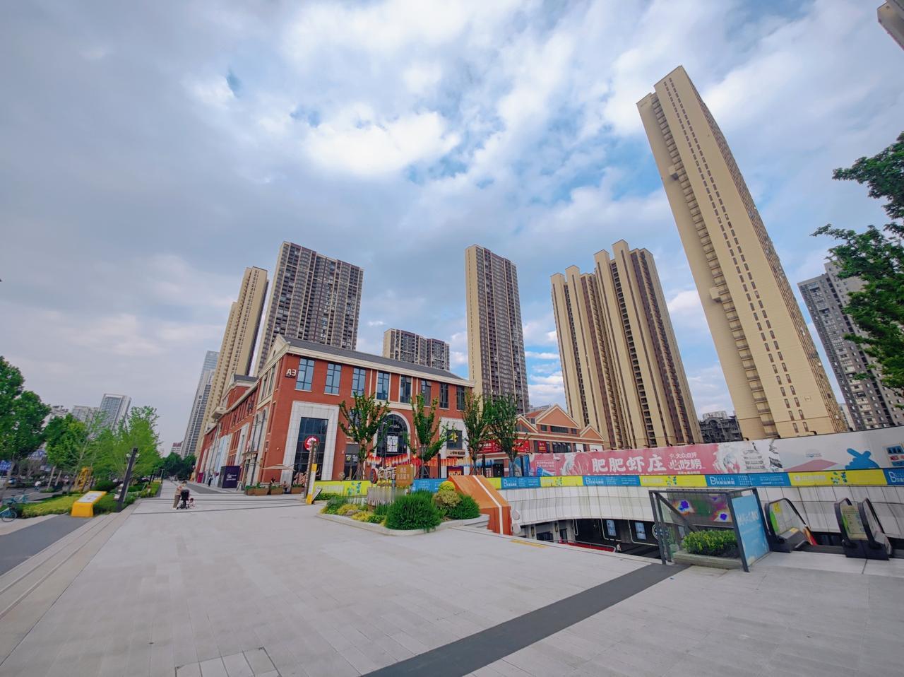 【杨园肥肥虾庄·鲜爽入魂】武汉地铁5号线杨园铁四院站B口出来，就是武昌杨园滨江时