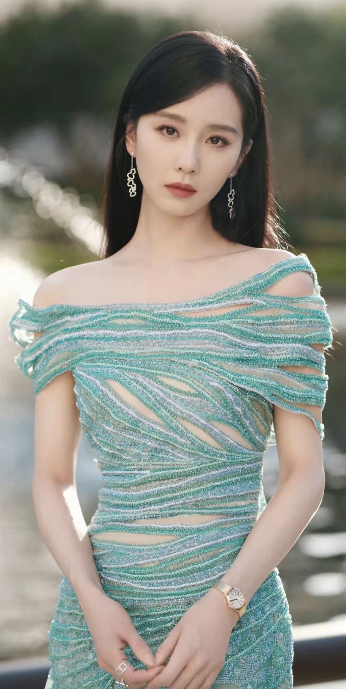 这组照片是她出席爱奇艺尖叫之夜时的造型。她佩戴的欧米茄腕表与礼服相得益彰。这抹清