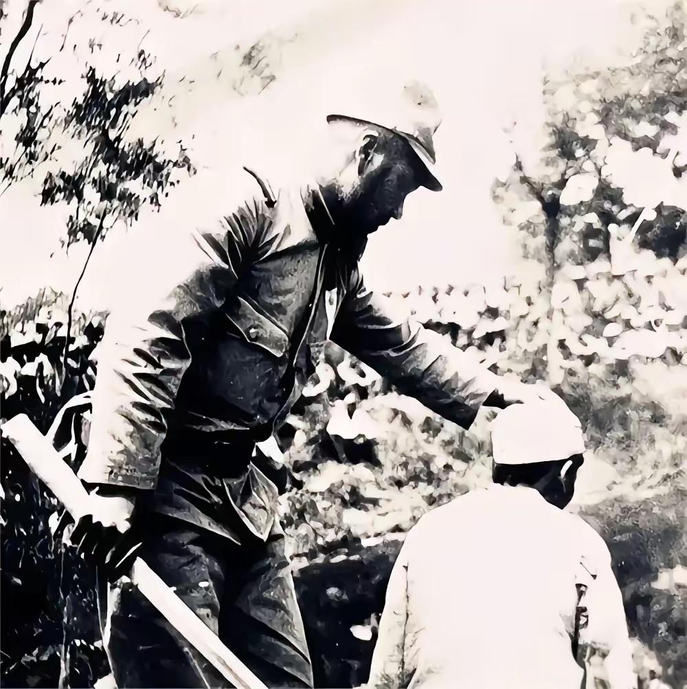 1947年，关押在上海的日本战犯中野久勇，谎称拉肚子去上厕所，在路过一个办公室时