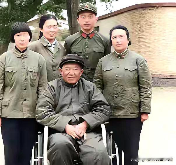 历史时光
1978 年的盛夏，一张合影定格了特殊的温情时刻 —— 罗瑞卿大将坐在