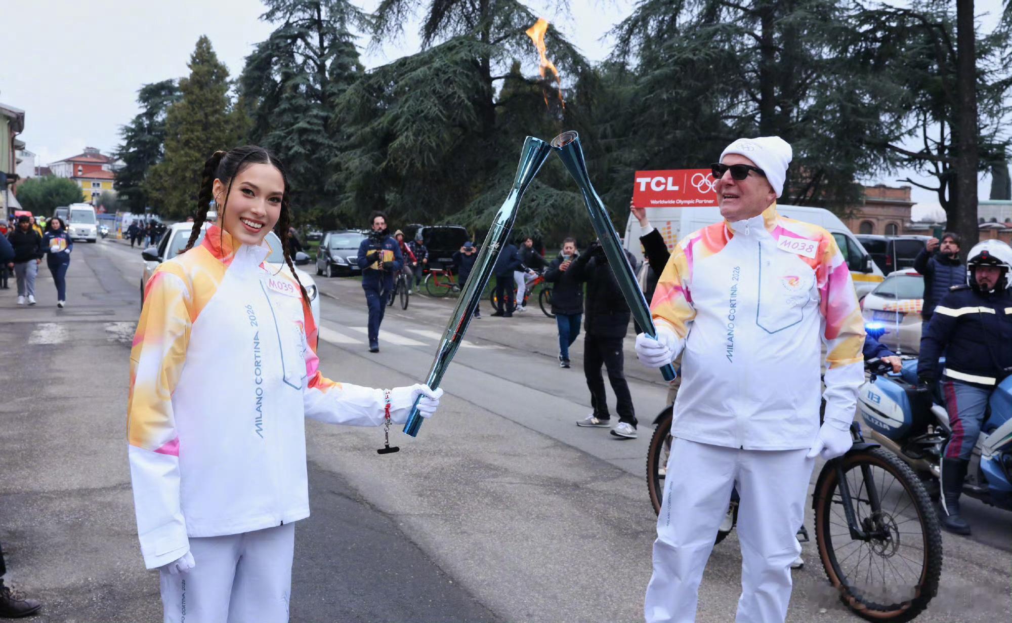 谷爱凌传递米兰冬奥会火炬太骄傲了！谷爱凌在意大利接过米兰冬奥会火炬啦！她说火炬是