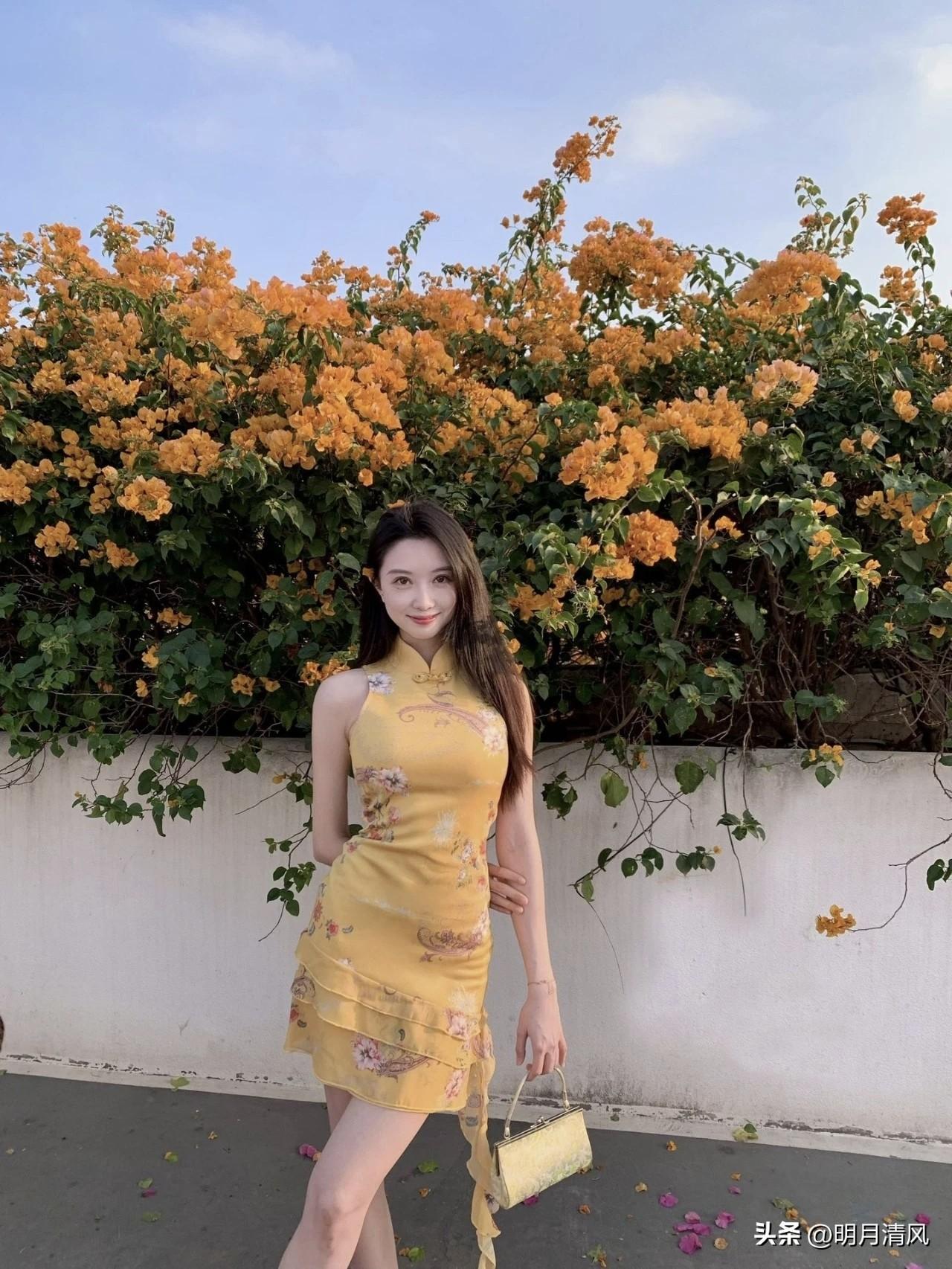 花墙前面站一排，大家都在等同一个位置拍照。

你排了半小时队，轮到你的时候，脑子