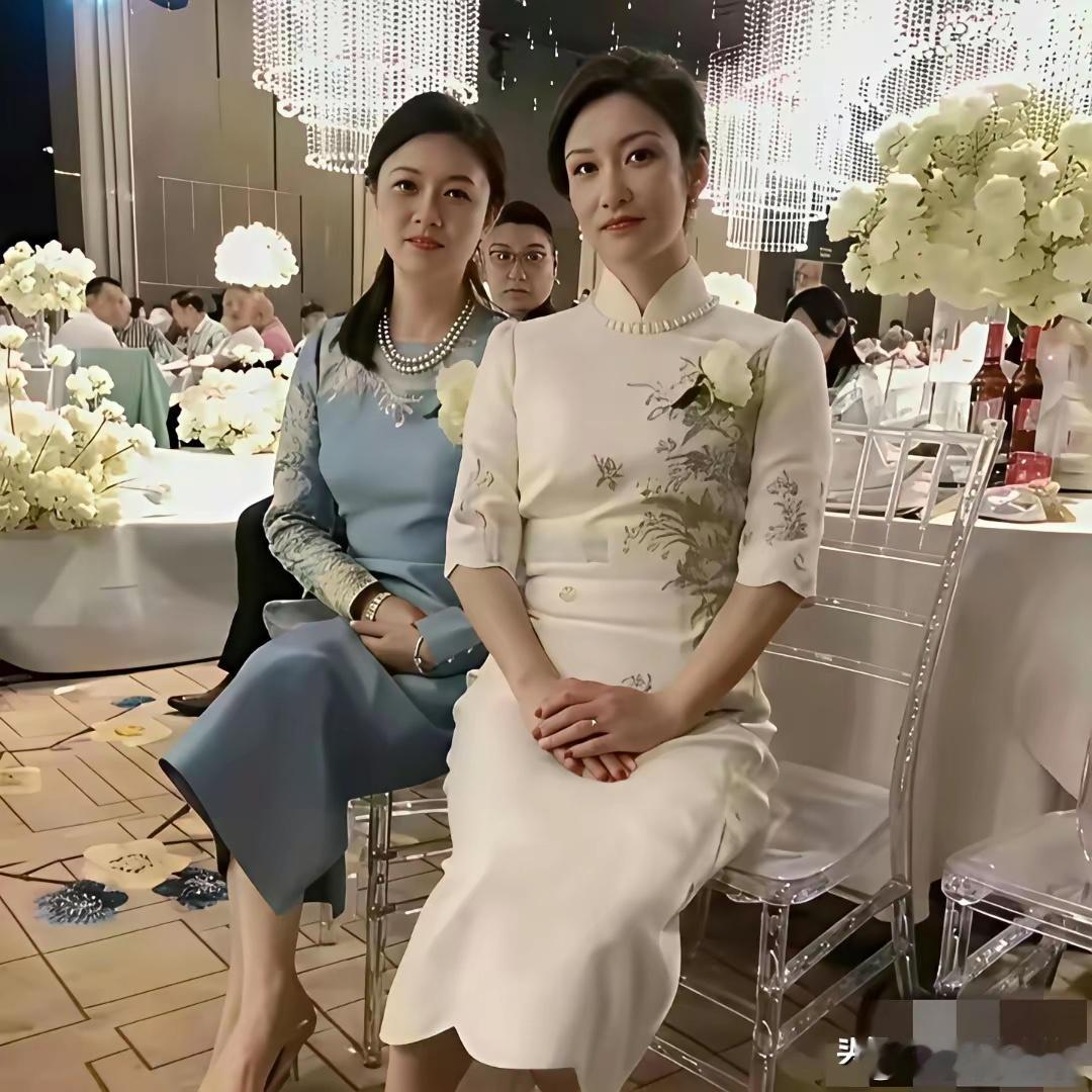 婚礼上的两位亲家，颜值都不低。 