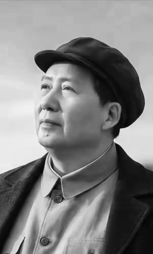 每当凝望伟人毛泽东的照片，心中满是崇敬。他全无半点官威架子，始终温和谦逊、和蔼可