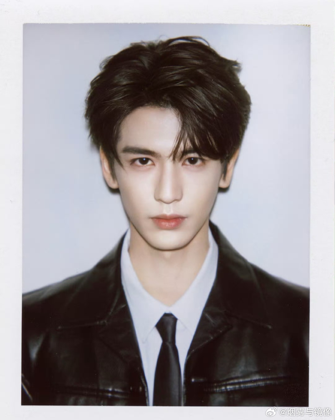 张凌赫的撕拉片又被热议了这不就和宁安如梦里面的状态差不多吗，明星也是普通人，已经