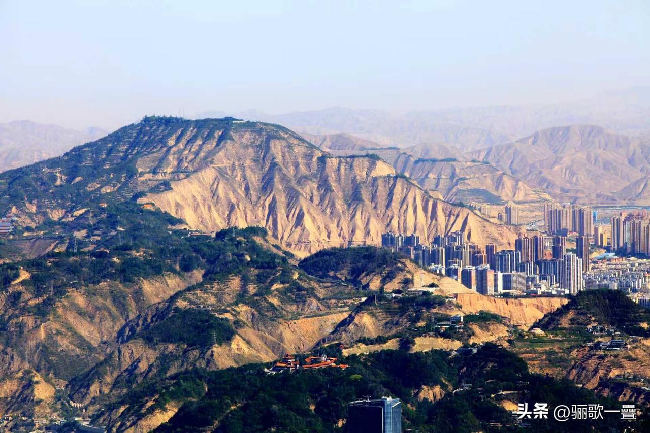 美丽的兰州市区位于黄河两岸


兰州是全国唯一黄河穿主城区而过的省会，城区完整坐