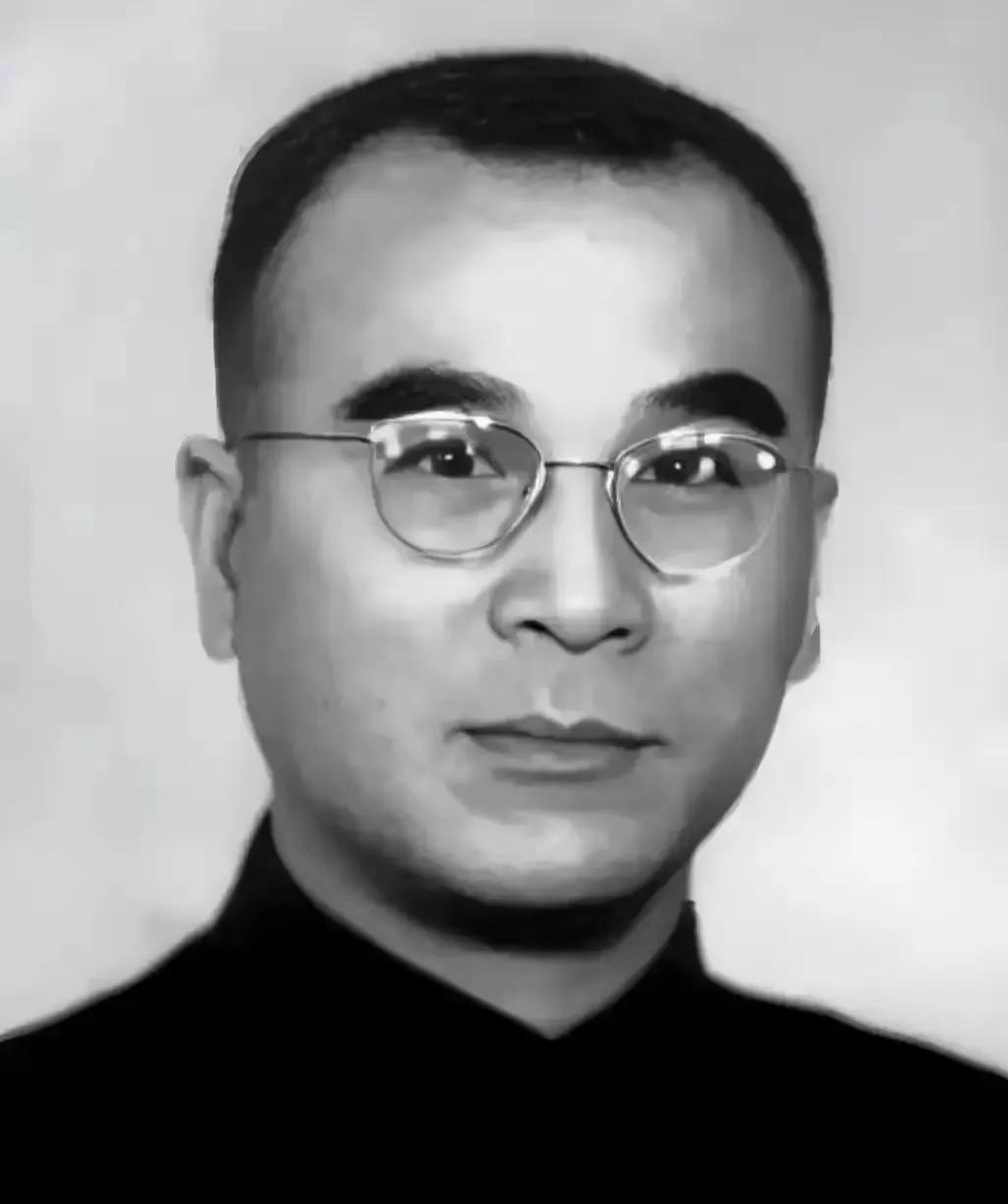 1949年，南京上万名政治犯即将被集体处决，一个国民党高官冒死拦下屠刀，30年后